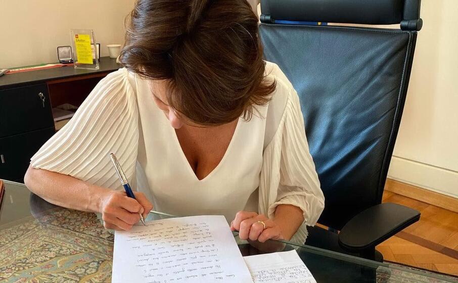 il ministro bonetti nella foto pubblicata insieme al post con cui ringrazia alice (foto facebook)