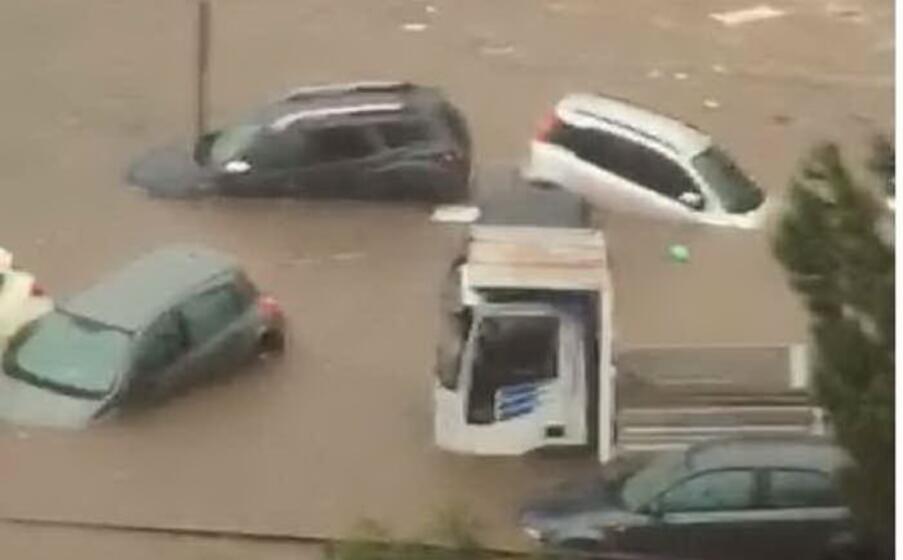 le auto sommerse dall acqua (ansa)