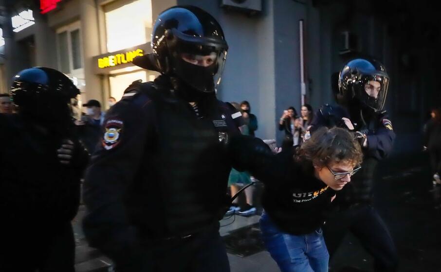 uno degli arrestati (ansa)