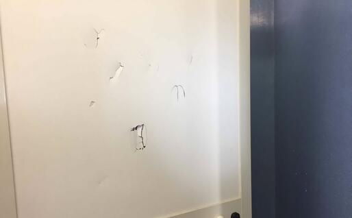 La porta di un bagno rovinata dai vandali (foto Andrea Piras)