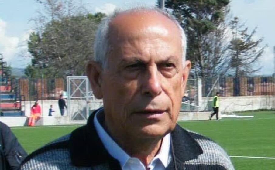 giovanni muroni ritratto nel campo di usini in una delle sue ultime stagioni da allenatore (foto tellini)