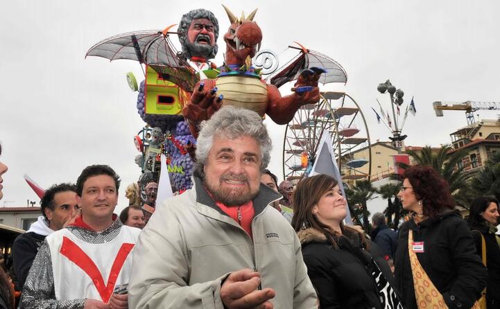 a un edizione del carnevale di viareggio con un carro a lui dedicato