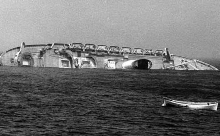l ammiraglia italiana verso l affondamento (archivio ansa)
