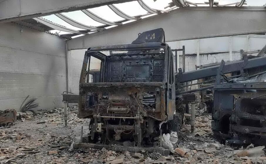uno dei camion della solesi distrutti nell incendio di stanotte a posada (foto ungredda)