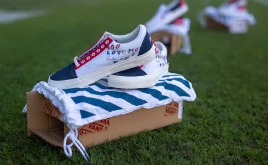 le preziose scarpe (foto charity stars)