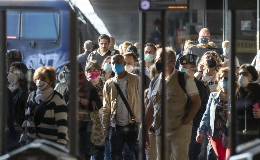 viaggiatori a trenitalia (ansa)