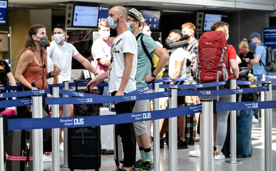 viaggiatori in aeroporto (foto ansa epa)
