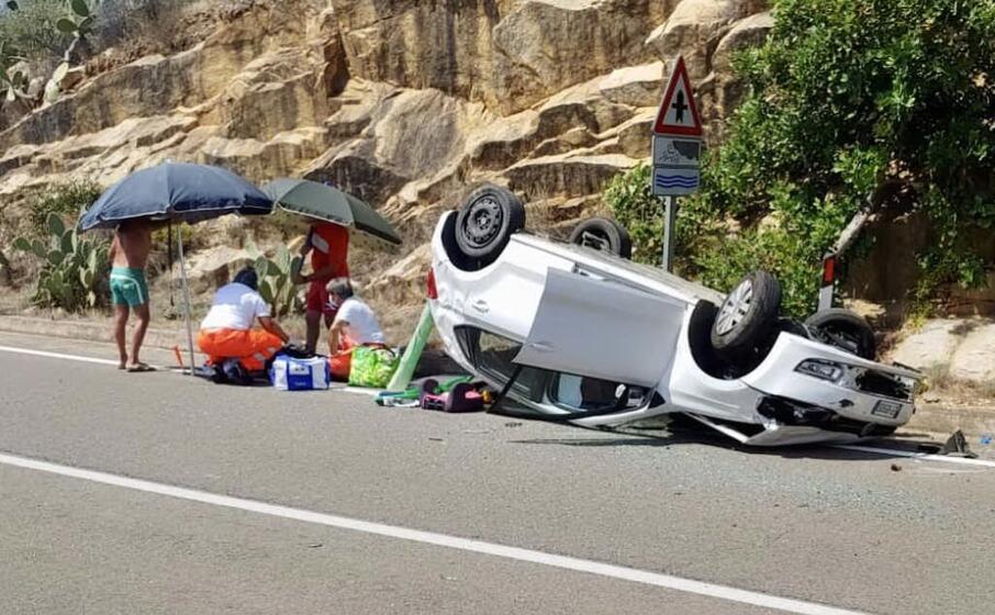 l auto ribaltata sulla 387 (l unione sarda foto agus)