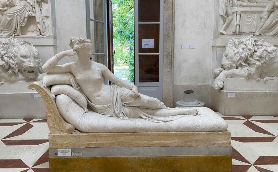 la statua danneggiata (foto museo canova)