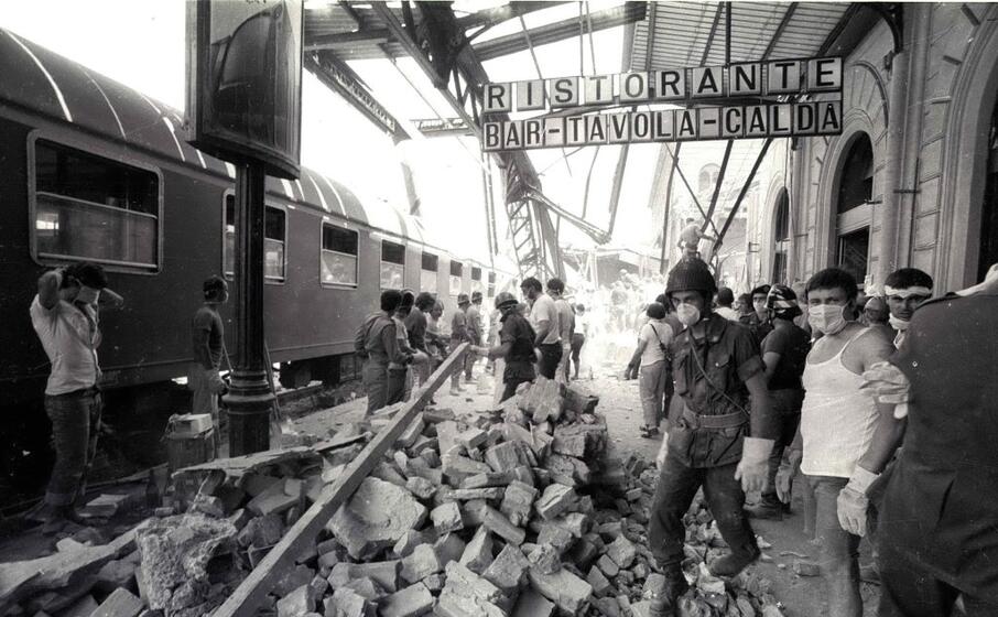 la stazione di bologna dopo l esplosione (archivio l unione sarda)