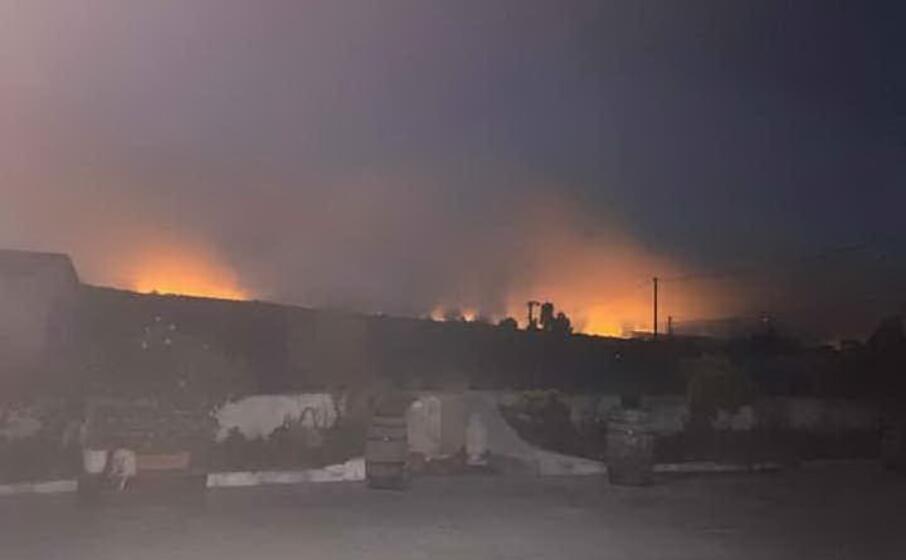 le fiamme nella notte (foto concessa dall amministrazione)