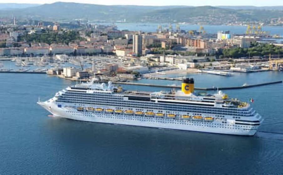 una nave della costa (ansa)