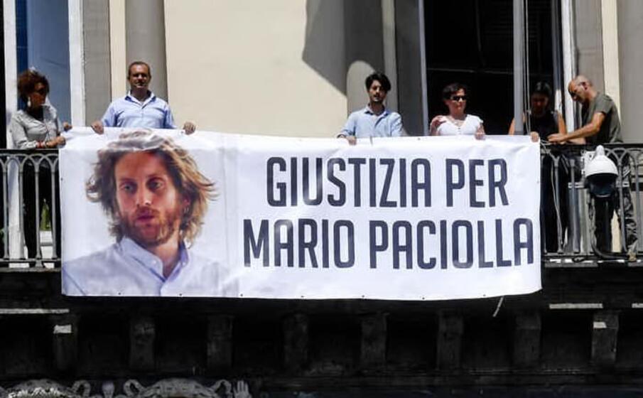 uno striscione sul caso di mario paciolla (ansa)