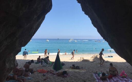 La spiaggia di Cala Luna dal grottone (foto Pilia)