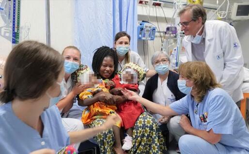 Le bimbe attorniate dal personale del Bambino Gesù (foto ufficio stampa)
