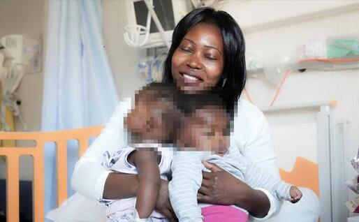 Le gemelline con la mamma (foto ufficio stampa)