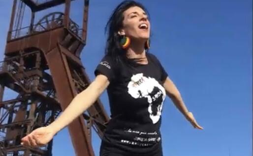 Carla Cocco, alle spalle uno dei castelli minerari di Carbonia