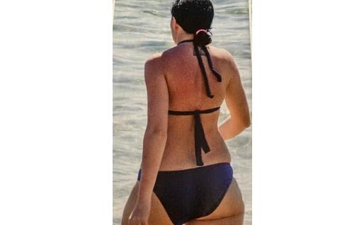 Pronta a un altro tuffo nel mare di Sperlonga (foto "Diva e Donna")