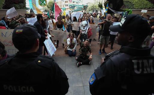Manifestanti contro Bolsonaro in Brasile (Ansa)