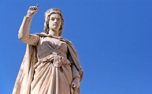 Una statua di Eleonora D'Arborea