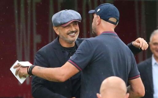 L'abbraccio tra Zenga e Mihajlovic (Ansa)
