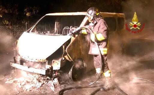Il furgone incendiato (foto Vigili del fuoco)