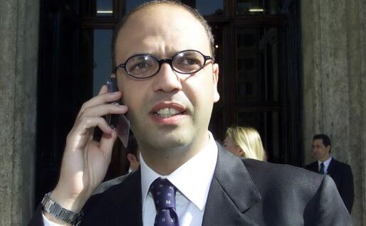 Angelino Alfano nel 2001, alla sua prima legislatura da deputato (Ansa)
