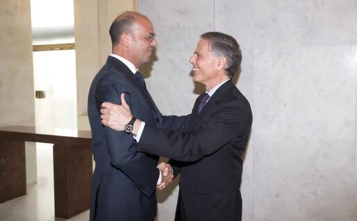 Il passaggio di consegne col nuovo ministro degli Esteri Enzo Moavero Milanesi (Ansa)