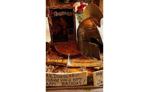 La torta del compleanno (foto da Instagram Cameron Douglas)