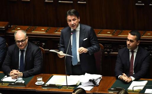 Accanto al premier i ministri Gualtieri e Di Maio (Ansa-Di Meo)