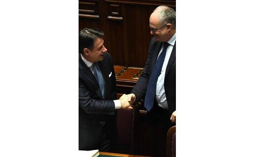 La stretta di mano tra premier e titolare del Mef (Ansa-Di Meo)
