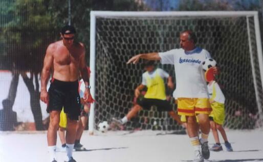 Muroni a destra con il bomber Pierino Prati in uno stage al villaggio Rasciada inizi anni 80 (foto concessa)