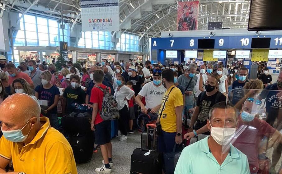grande folla all aeroporto di elmas (foto di un lettore)
