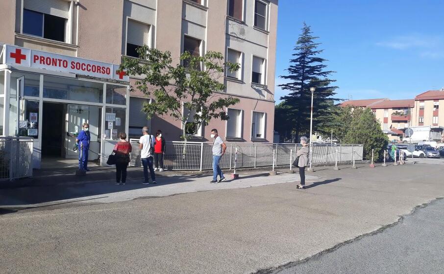 operatori in attesa del tamponi al pronto soccorso di isili (foto gioia)