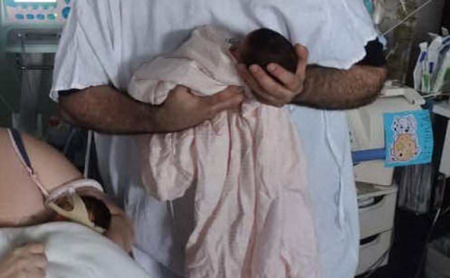 le due gemelline fra le braccia di mamma e pap (foto concessa)