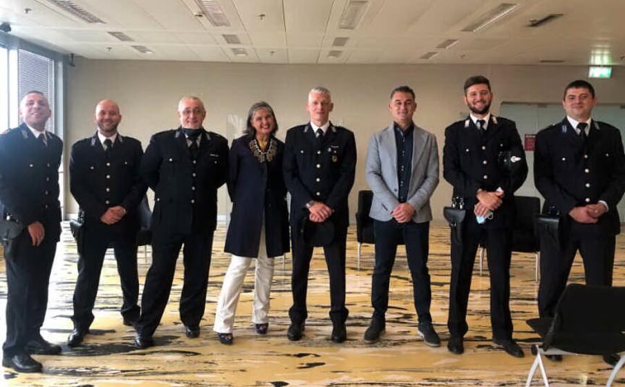 la delegazione con arianna augustoni cabras terzo da destra (foto concessa)