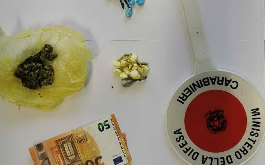 在车上散发出强烈的大麻味 然后加以控制 两名来自uta的年轻人陷入困境 L Unione Sarda It