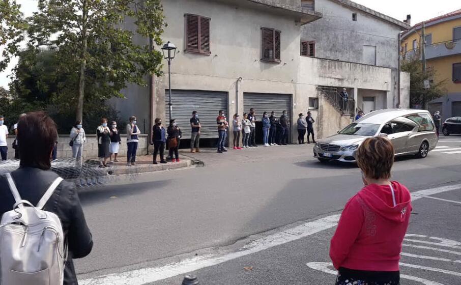 il passaggio del feretro (foto gioia)