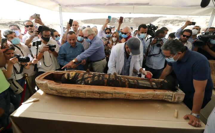 gli studiosi hanno anche potuto osservare resti mummificati avvolti in un sudario