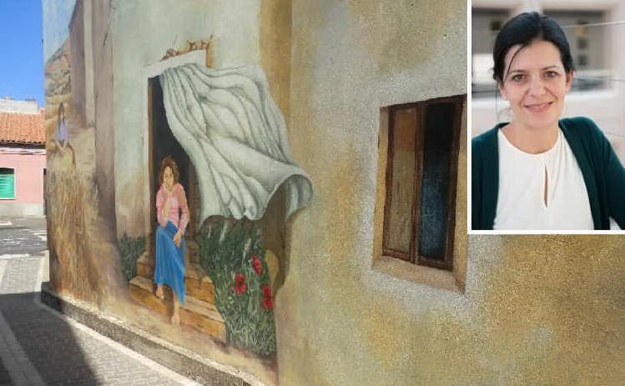 un murales di tinnura e nel riquadro marisa fois (foto concesse)