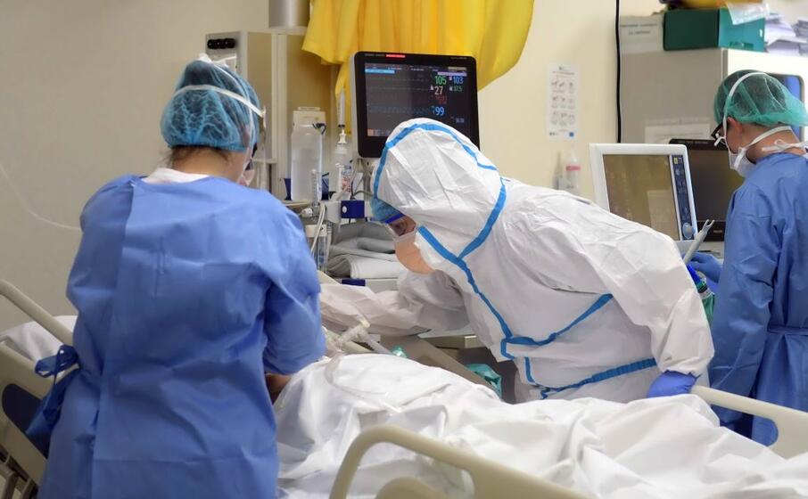 al lavoro in ospedale (foto archivio l unione sarda)