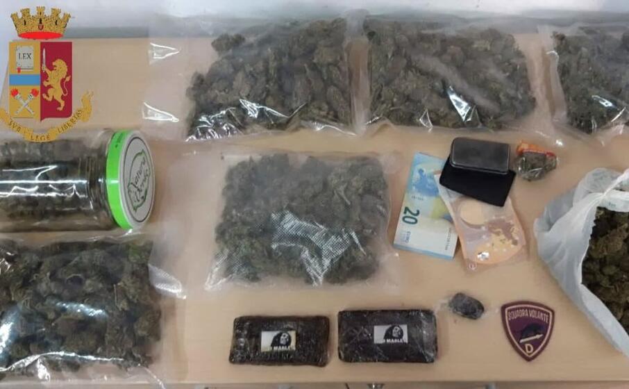 Cagliari Sieht Die Polizei Und Rennt Weg Er Hatte Marihuana Und Haschisch Zu Hause Verhaftet L Unione Sarda It