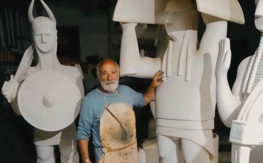 l artista carmine piras fra le sue opere (foto nachira)