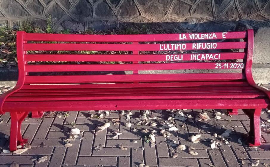 la panchina dipinta di rosso in via toscana a macomer (foto nachira)
