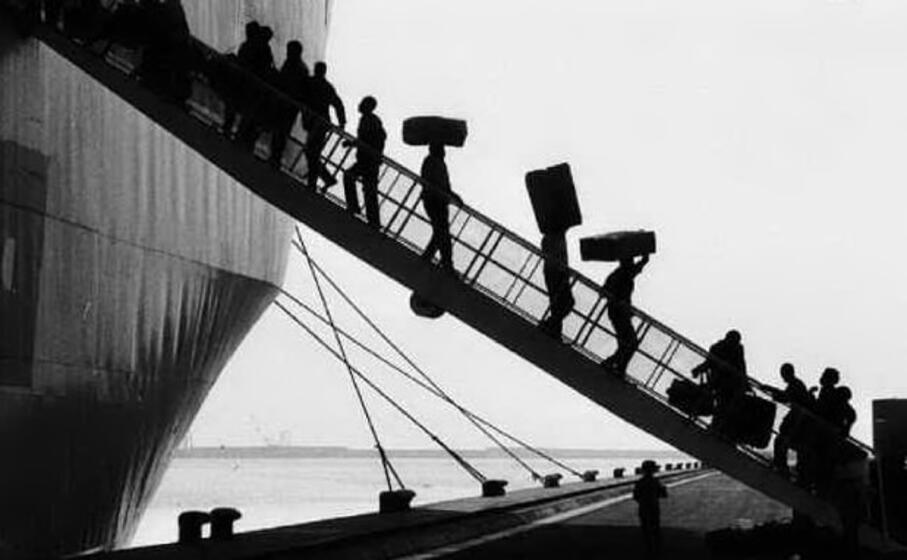 immagine simbolo dell emigrazione (archivio l unione sarda)