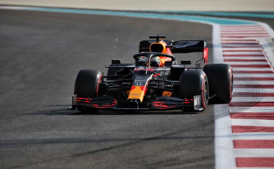 la red bull di verstappen in pole (ansa)