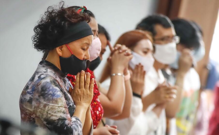 in preghiera a bangkok (ansa azubel)