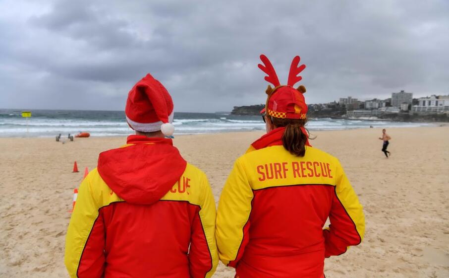natale in spiaggia a sydney (ansa tsikas)