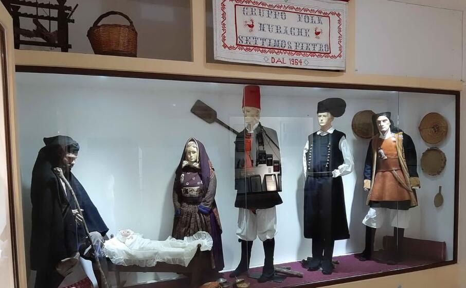 nel museo di settimo san pietro il presepe con gli abiti tradizionali sardi