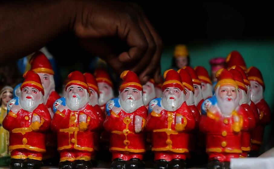 statuine di babbo natale a bangalore (ansa jagadeesh nv)